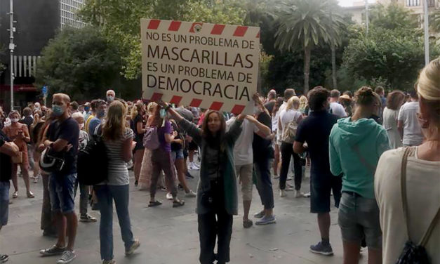 Varios centenares de manifestantes apoyan en Palma las teorías negacionistas sobre el Coronavirus