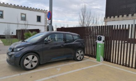 Ayuntamientos piden empezar a cobrar las cargas de coches eléctricos: “No puede ser gratis”