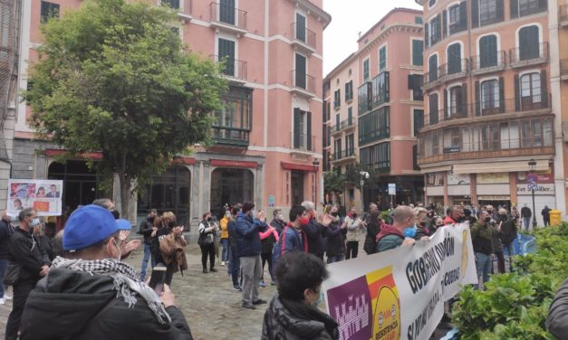 Cerca de 50 personas piden en Palma abrir el interior de bares y censuran “el agravio comparativo” con los hoteles
