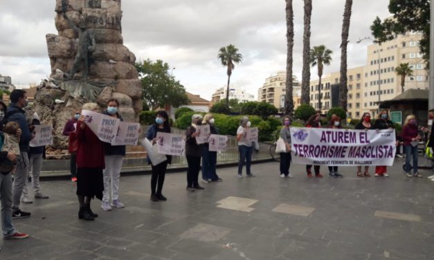 Casi un centenar de personas se concentran en Palma para condenar el asesinato machista de Sa Pobla
