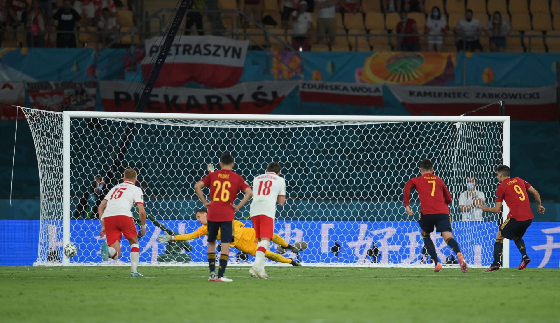 España, contra las cuerdas tras el empate contra Polonia (1-1)