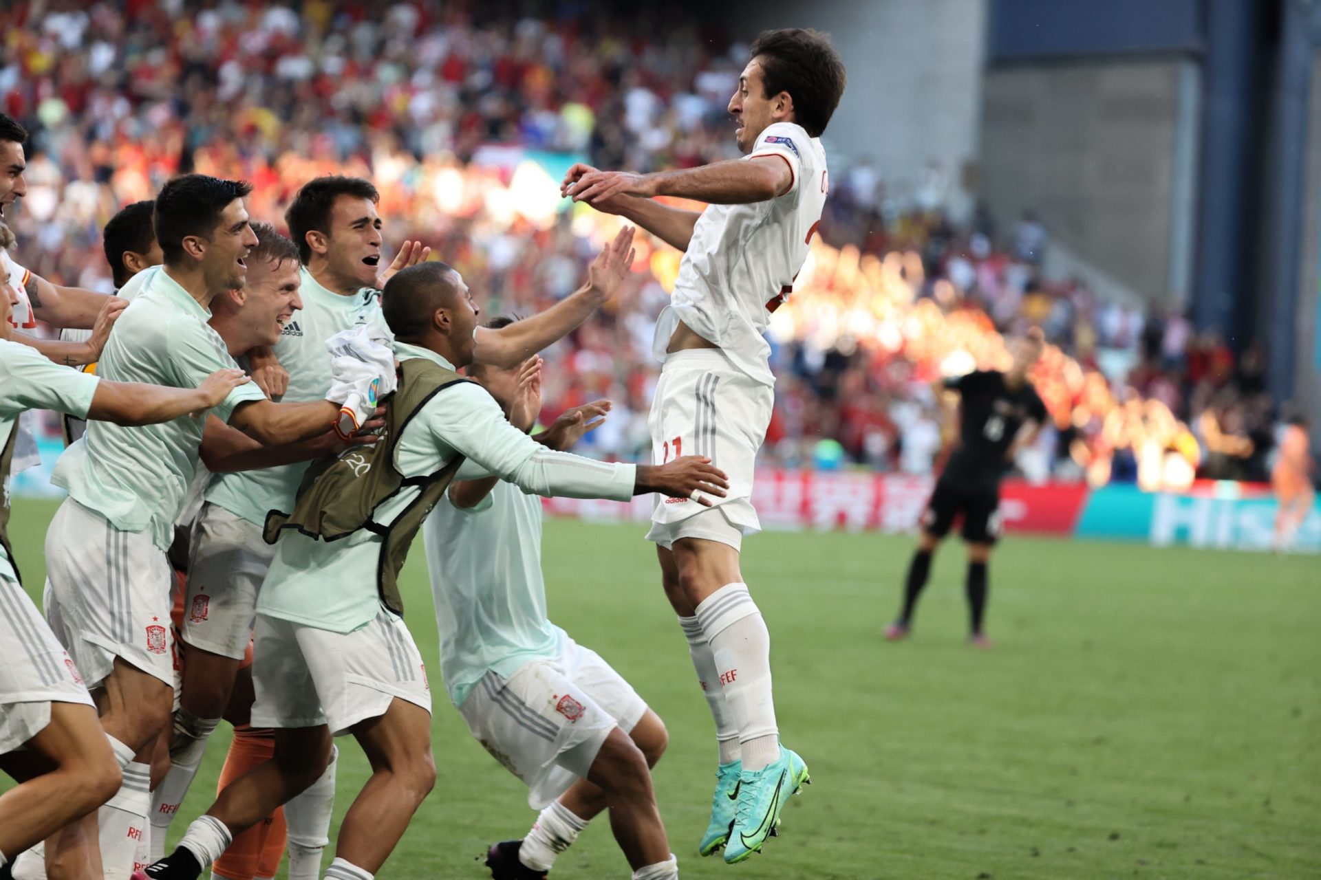 España vence a Croacia en un partido frenético y se enfrentará a Suiza en cuartos