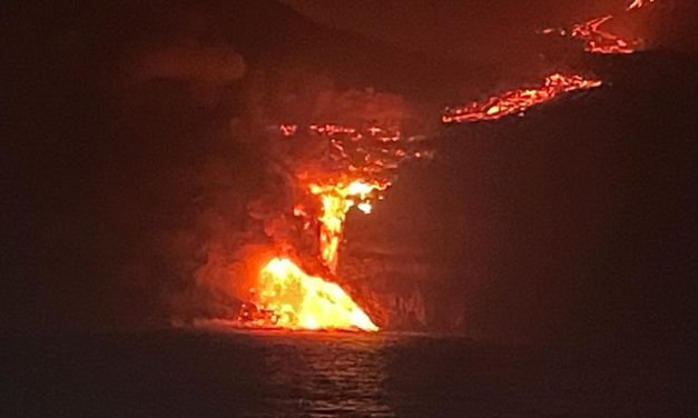 La colada de lava del volcán de La Palma alcanza el mar