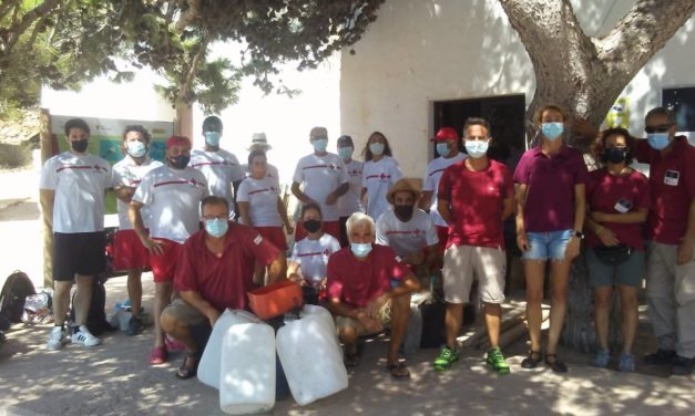 Voluntarios de Cruz Roja recogen 70 kilos de residuos de las playas del Parque Nacional de Cabrera