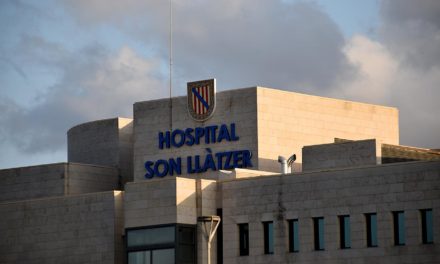 Un paciente de Son Llàtzer, herido tras precipitarse desde un primer piso del hospital