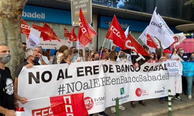 Trabajadores del Sabadell se concentran en Palma para protestar por el ERE, que podría afectar a 54 personas en Baleares