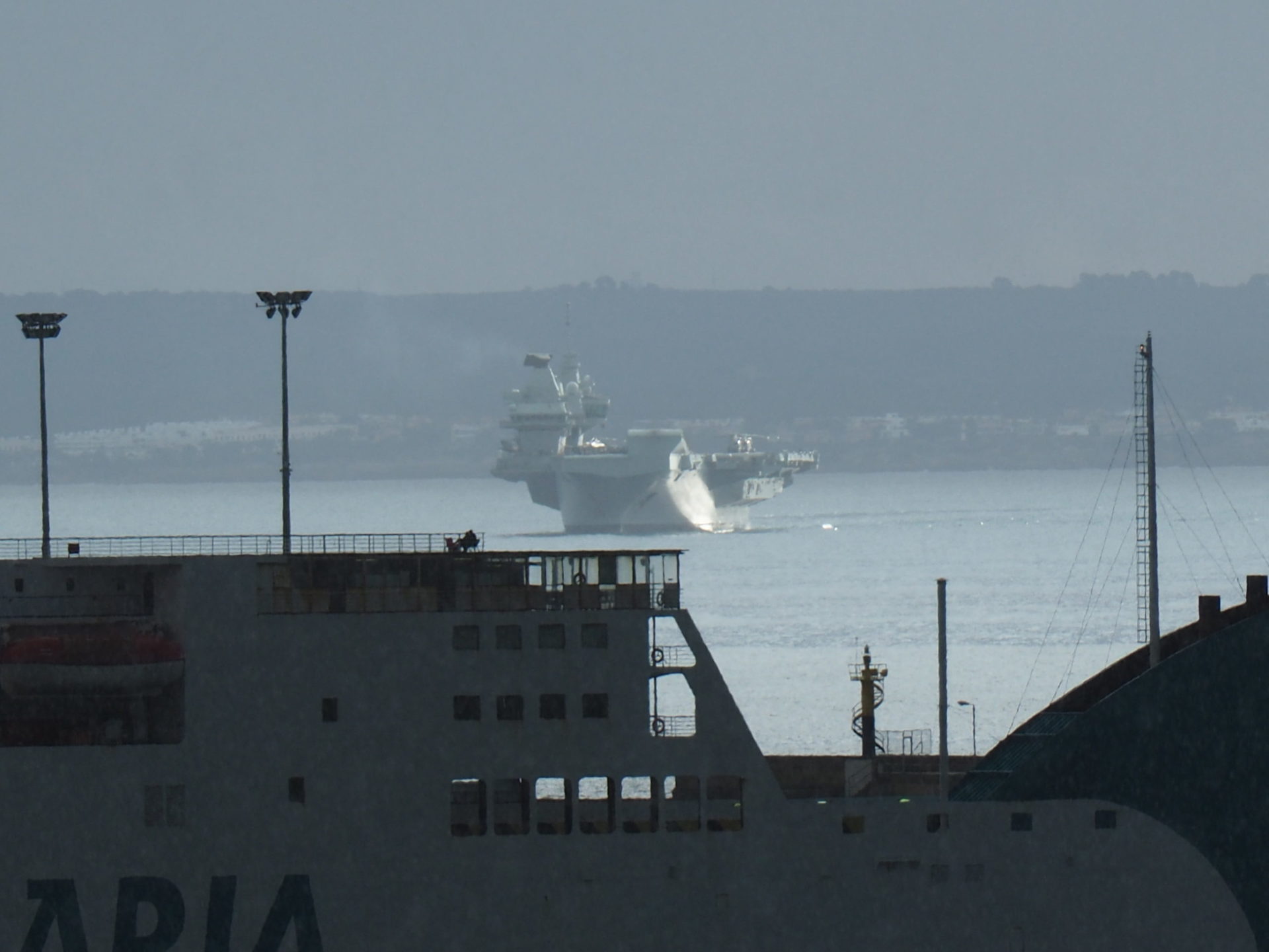 El portaaviones «Queen Elizabeth» ya está en la bahía de Palma