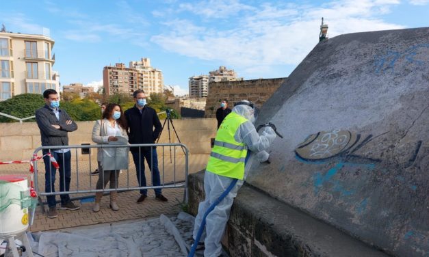 Cort comienza a limpiar pintadas vandálicas en la muralla de Palma