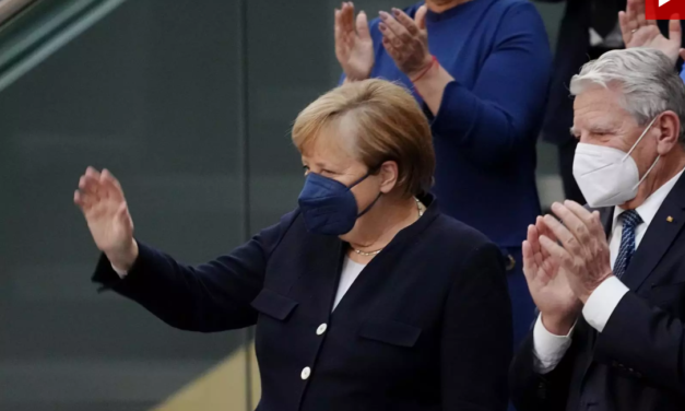 El Parlamento alemán elige a Scholz como canciller y despide a Merkel con aplausos tras 16 años