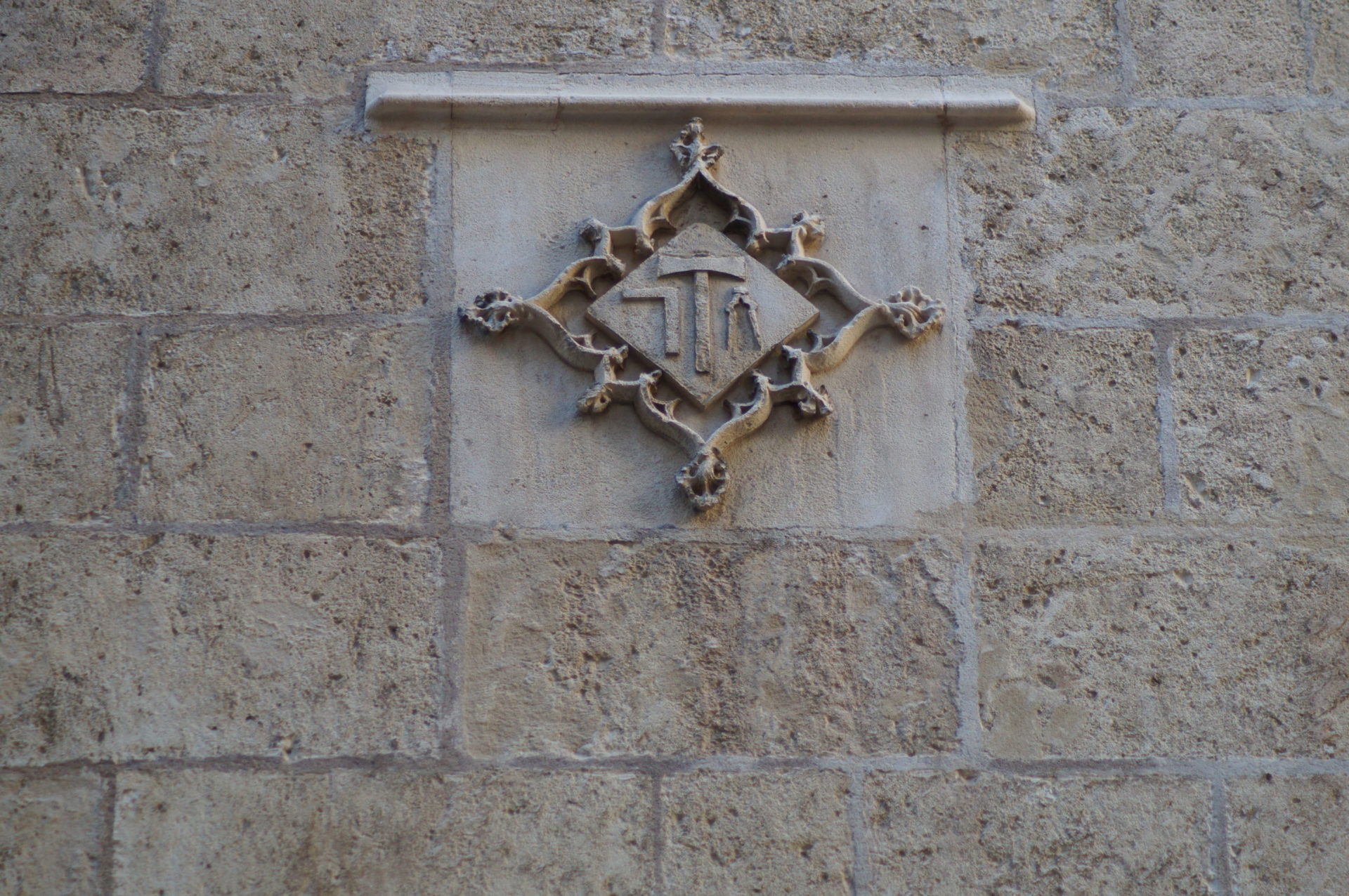 Símbolos gremiales en la pequeña catedral