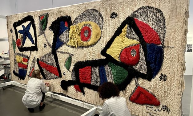 La Fundación La Caixa restaura el tapiz de Miró del que surgió su imagen corporativa