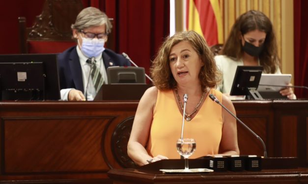 Armengol asegura que el turismo de excesos «no es bienvenido» en Baleares