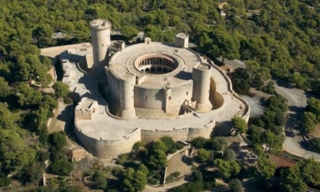 El Castillo de Bellver se ilumina este lunes y martes con los colores de la bandera Lgtbi