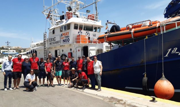 De Juan agradece la labor de Salvamento Marítimo Humanitario en el Mediterráneo Central en su visita al ‘Aita Mari’