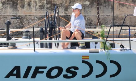 El Rey Felipe VI sale a entrenar a bordo del Aifos 500 en la 40ª Copa del Rey Mapfre de Vela