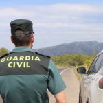 16/07/2022 Un agente de la Guardia Civil junto a un vehículo en una carretera. (Foto de archivo). SOCIEDAD GUARDIA CIVIL