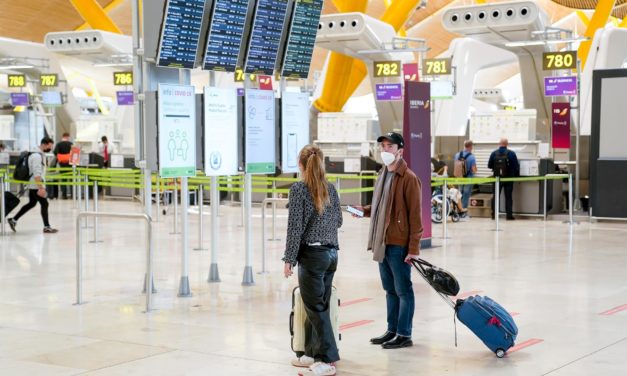 El Gobierno aclara que las mascarillas seguirán siendo obligatorias en los aviones, pero no en los aeropuertos