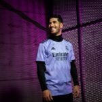El futbolista Marco Asensio posa con la camiseta visitante del Real Madrid para la temporada 2022-2023.