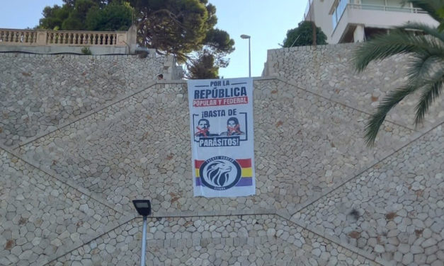 El Frente Obrero cuelga una pancarta contra la monarquía cerca del Palacio de Marivent