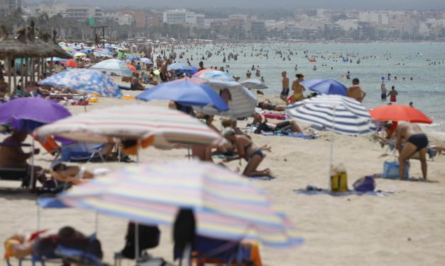 Baleares recibió casi 2,2 millones de turistas en agosto, un 67% más que en 2021, con un gasto de 2.665 millones, un 68% más