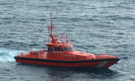Salvamento Marítimo rescata en Sóller una lancha motora a la deriva tras enredársele una red a su hélice