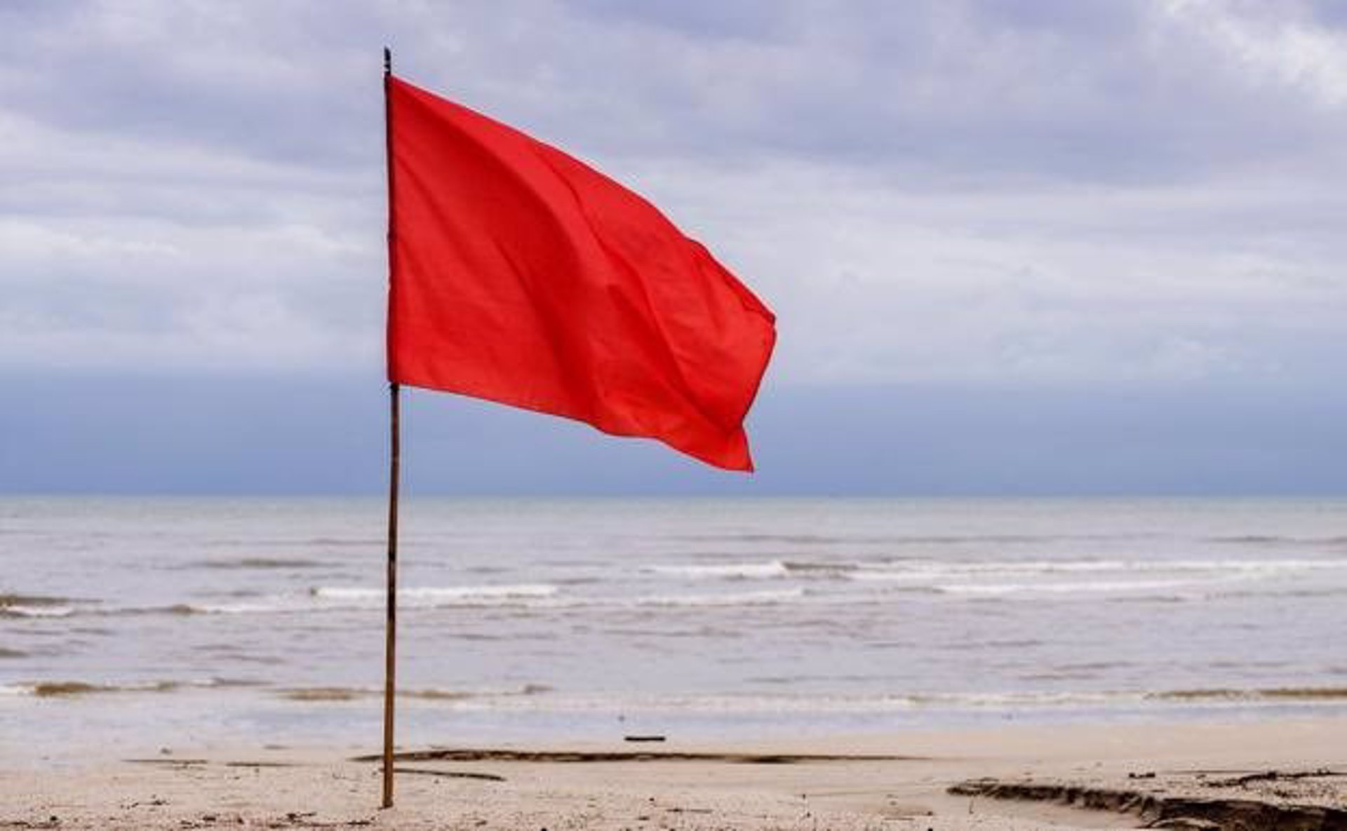 Bandera roja, playa Mallorca.
