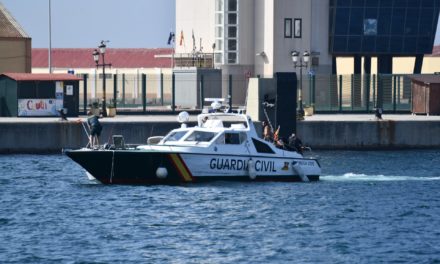 El velero siniestrado al sur de Baleares llevaba droga y los tripulantes lo incendiaron para huir de la Guardia Civil
