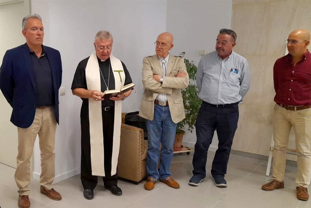 Bendición del obispo en la inauguración de los estudios de esRadio97.1
