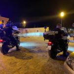 la policia interviniendo con los turistas