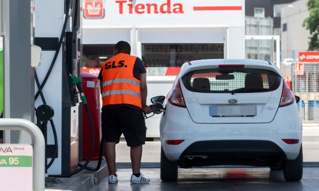 El precio medio de la gasolina baja un 1,74% y el del diésel se modera un ligero 0,83%
