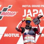 Izan Guevara celebra su triunfo en el podio del Gran Premio de Japón.