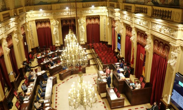 La oposición critica la negativa del Pacte para debatir sus iniciativas en el último pleno del Parlament