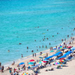Playa llena de gente.