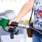 El precio de los carburantes prosigue su caída, pero aumenta la brecha entre diésel y gasolina