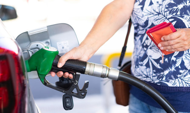El precio de los carburantes prosigue su caída, pero aumenta la brecha entre diésel y gasolina