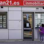 escaparate señpra mirando precios de viviendas