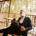 Un cliente, fumando en la terraza de un bar.