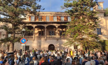 Cientos de personas protestan ante el Consolat de Mar contra la “masificación turística” en el Mediterráneo