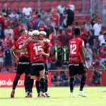 Los jugadores del RCD Mallorca se abrazan tras la victoria ante el Almería.