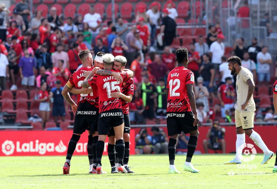 Los jugadores del RCD Mallorca se abrazan tras la victoria ante el Almería.