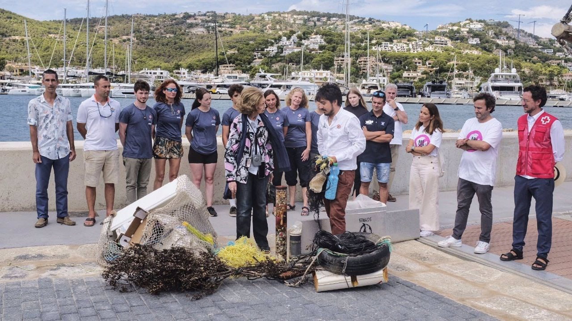La Reina Sofía participa en la recogida de residuos marinos en Mallorca.