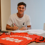 Javi Llabrés, firmando la renovación.