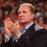 Robert Sarver, aplaude.