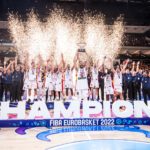 Rudy Fernández levanta la Copa de campeones del Eurobasket 2022.