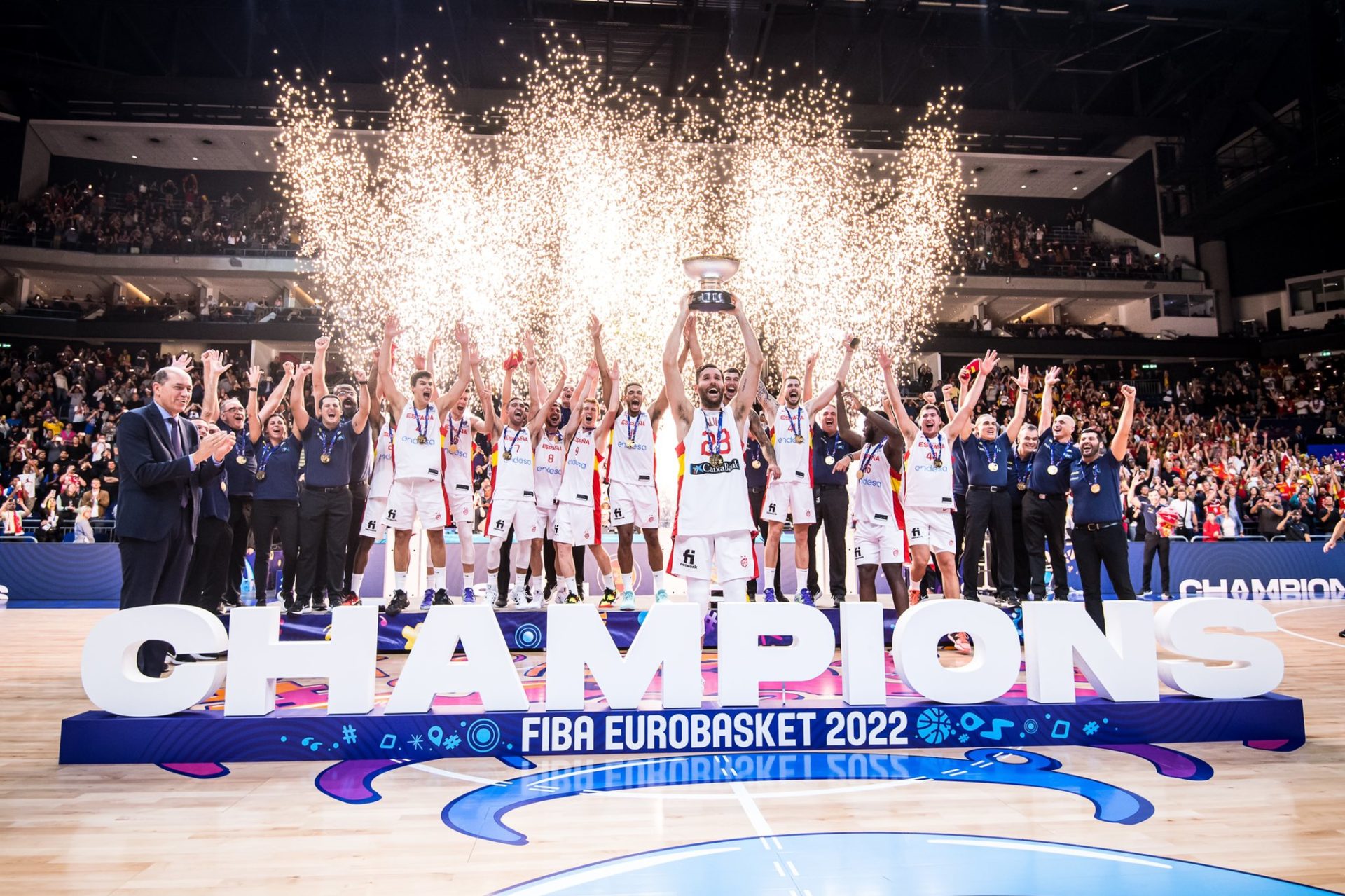 Rudy Fernández levanta la Copa de campeones del Eurobasket 2022.