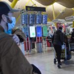 Pantallas de información en un aeropuerto.
