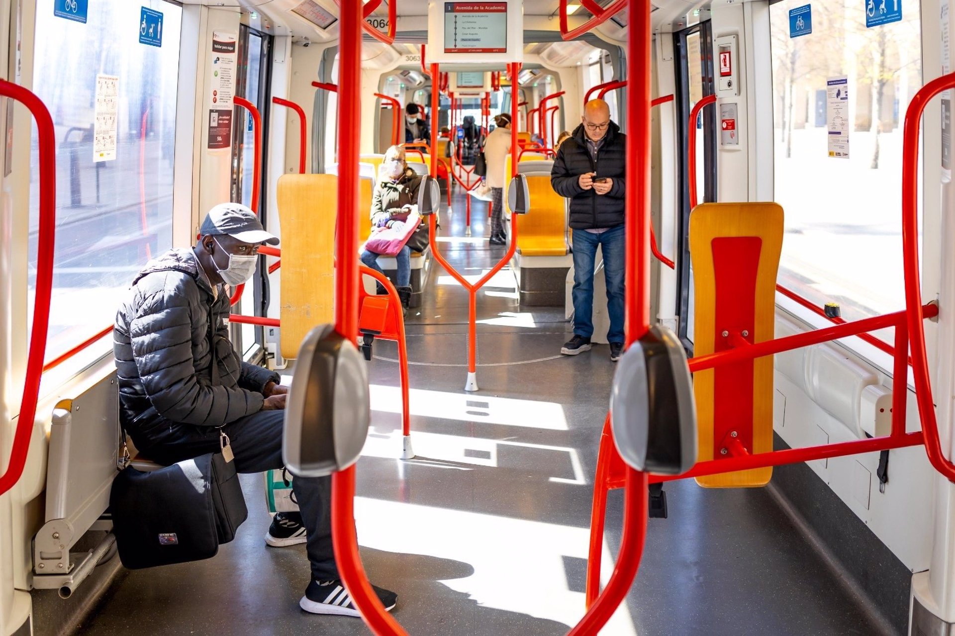 Transporte público. Interior de un vagón.