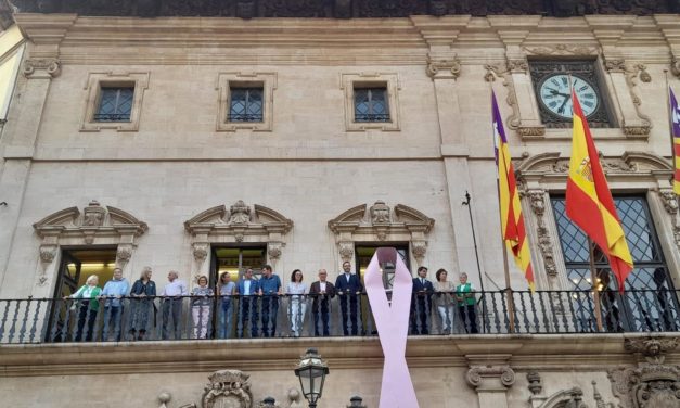 El Ayuntamiento de Palma cuelga en su balcón un lazo rosa con motivo del Día Internacional contra el Cáncer de Mama