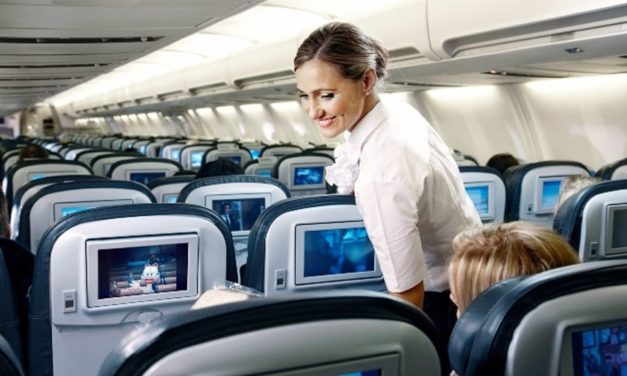 La OCU pide a ocho aerolíneas españolas que acepten el pago en metálico a bordo