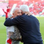Aguirre abraza a Sampaoli en el Mallorca - Sevilla.